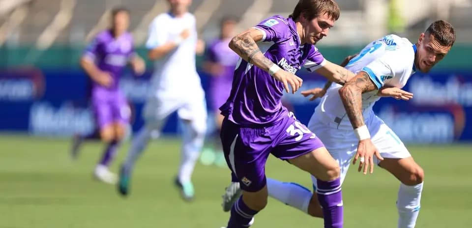 Fiorentina player dribbling past Napoli opponent