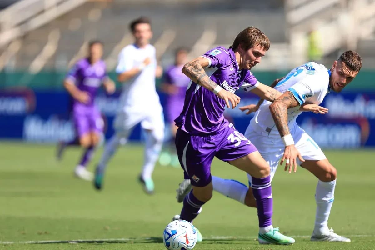 Fiorentina player dribbling past Napoli opponent