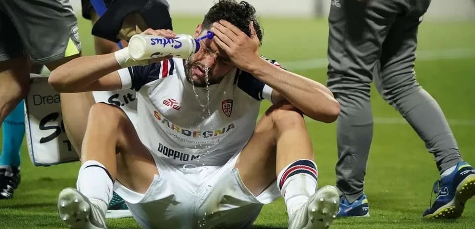 Player cooling down with water during match break