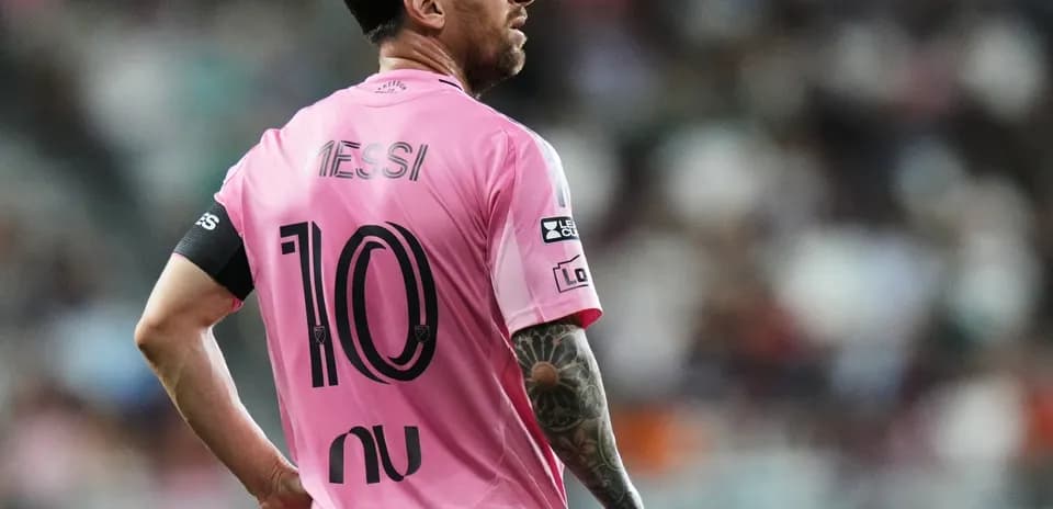 Player wearing pink jersey with 'Messi' and number 10