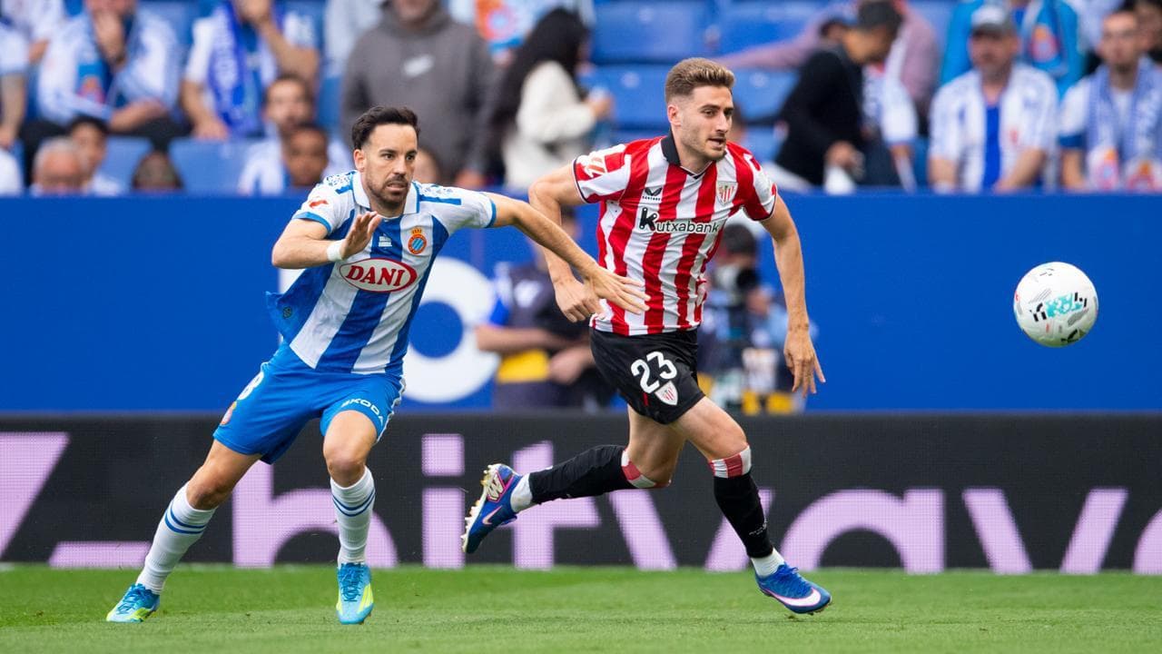 Espanyol player chasing Athletic Club player