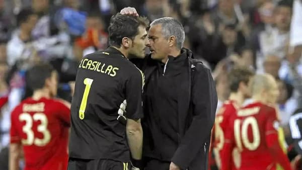 Iker Casillas and José Mourinho discussing after match