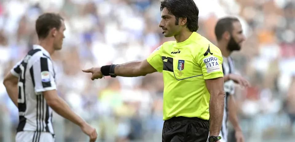 Referee signaling to Juventus players during match