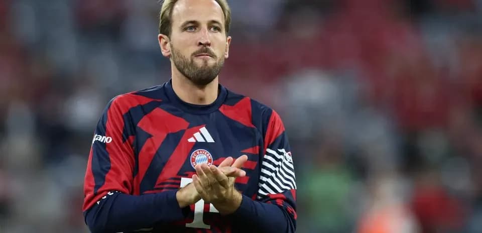 Player in Bayern Munich jersey clapping on field