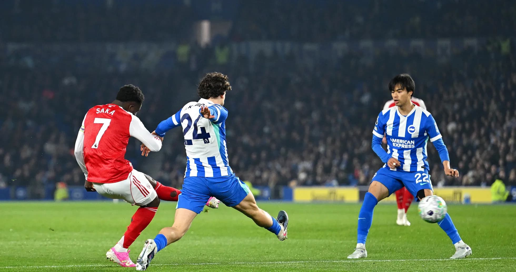 Saka shooting against Brighton defenders