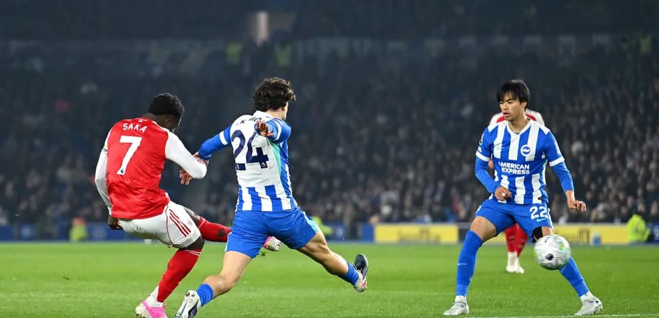Saka shooting against Brighton defenders