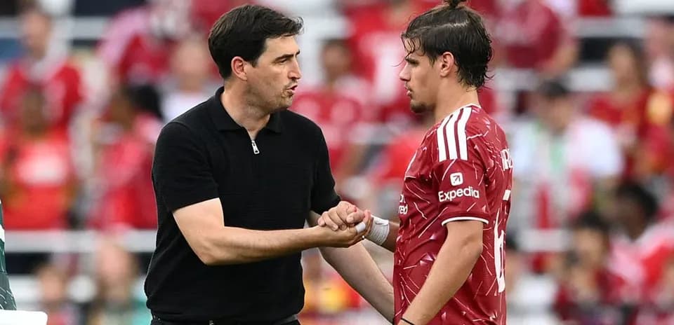 Coach discussing with player during match