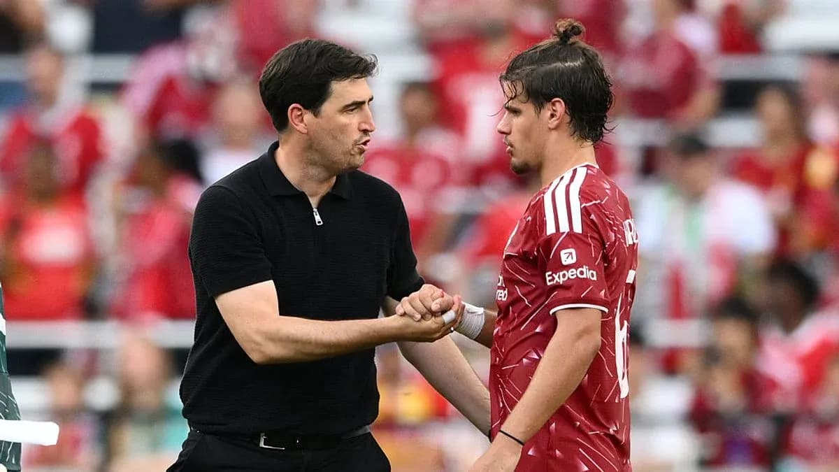 Coach discussing with player during match