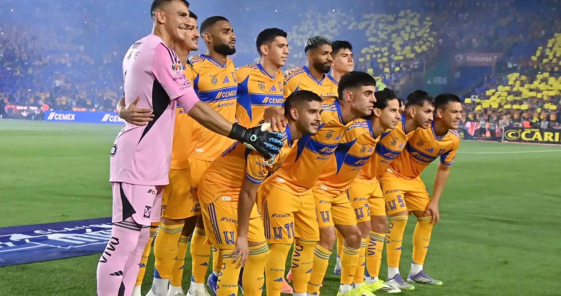 Tigres UANL team posing before the match