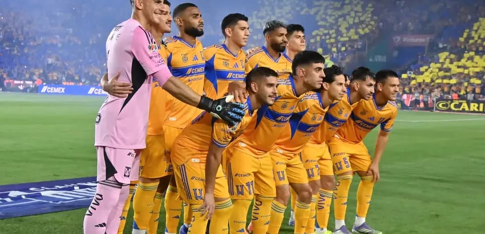 Tigres UANL team posing before the match