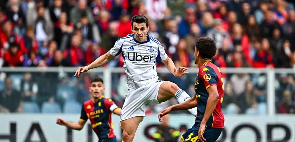 Como player controlling the ball during match