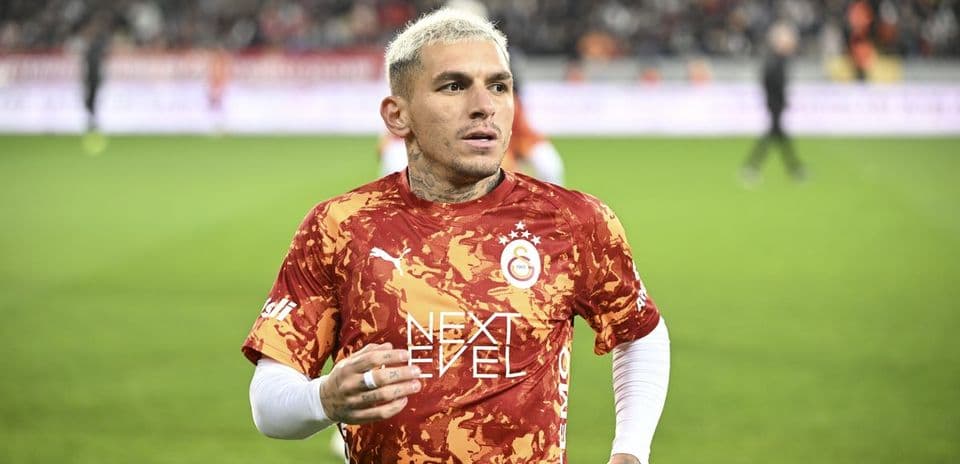 Player wearing Galatasaray jersey on the field