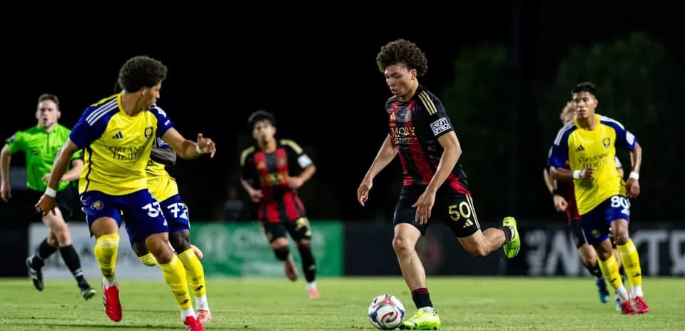 Player dribbling the ball during Atlanta vs Orlando match