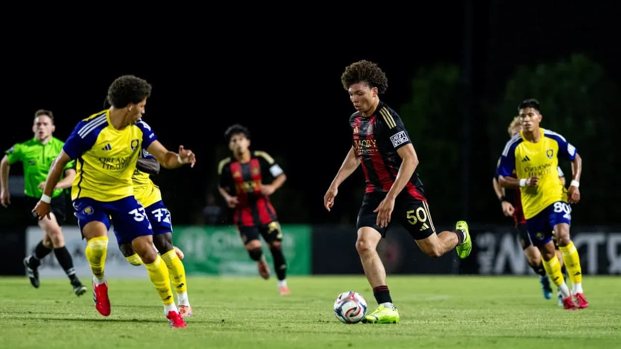 Player dribbling the ball during Atlanta vs Orlando match
