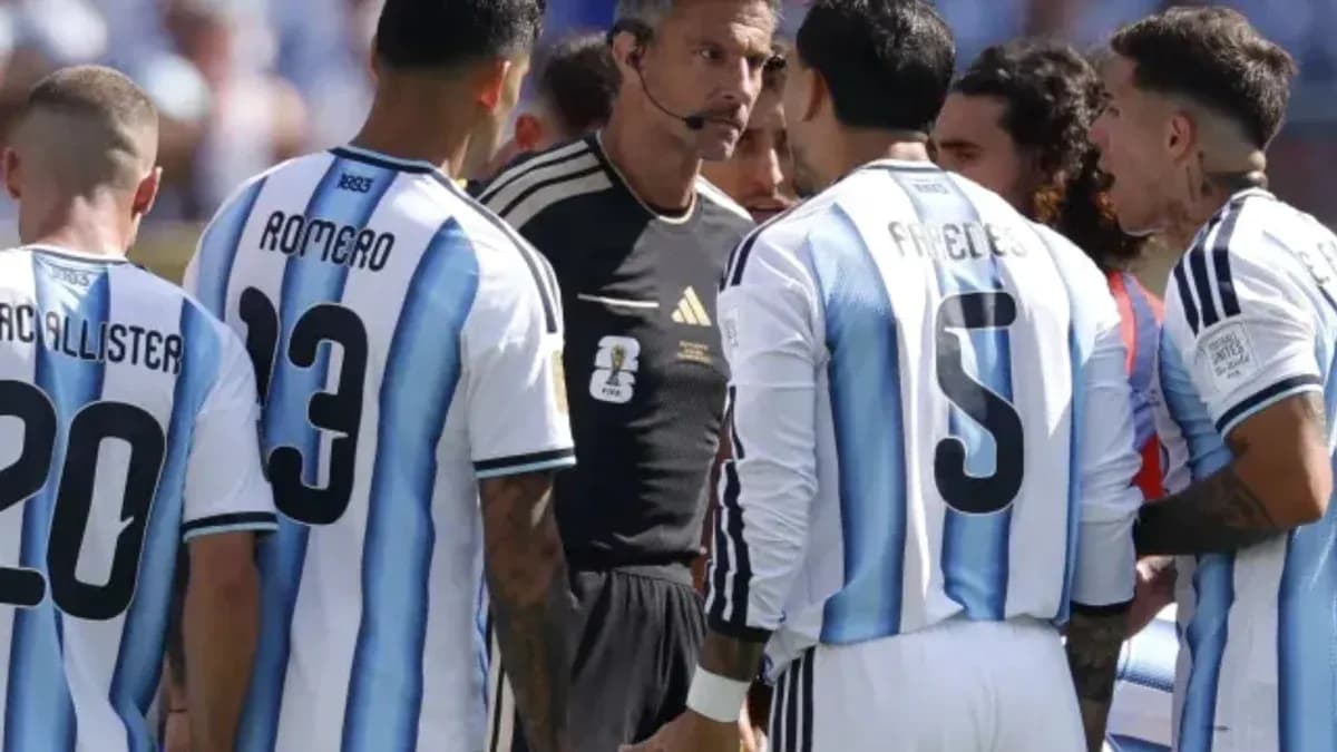 Argentinian players discussing with referee during match