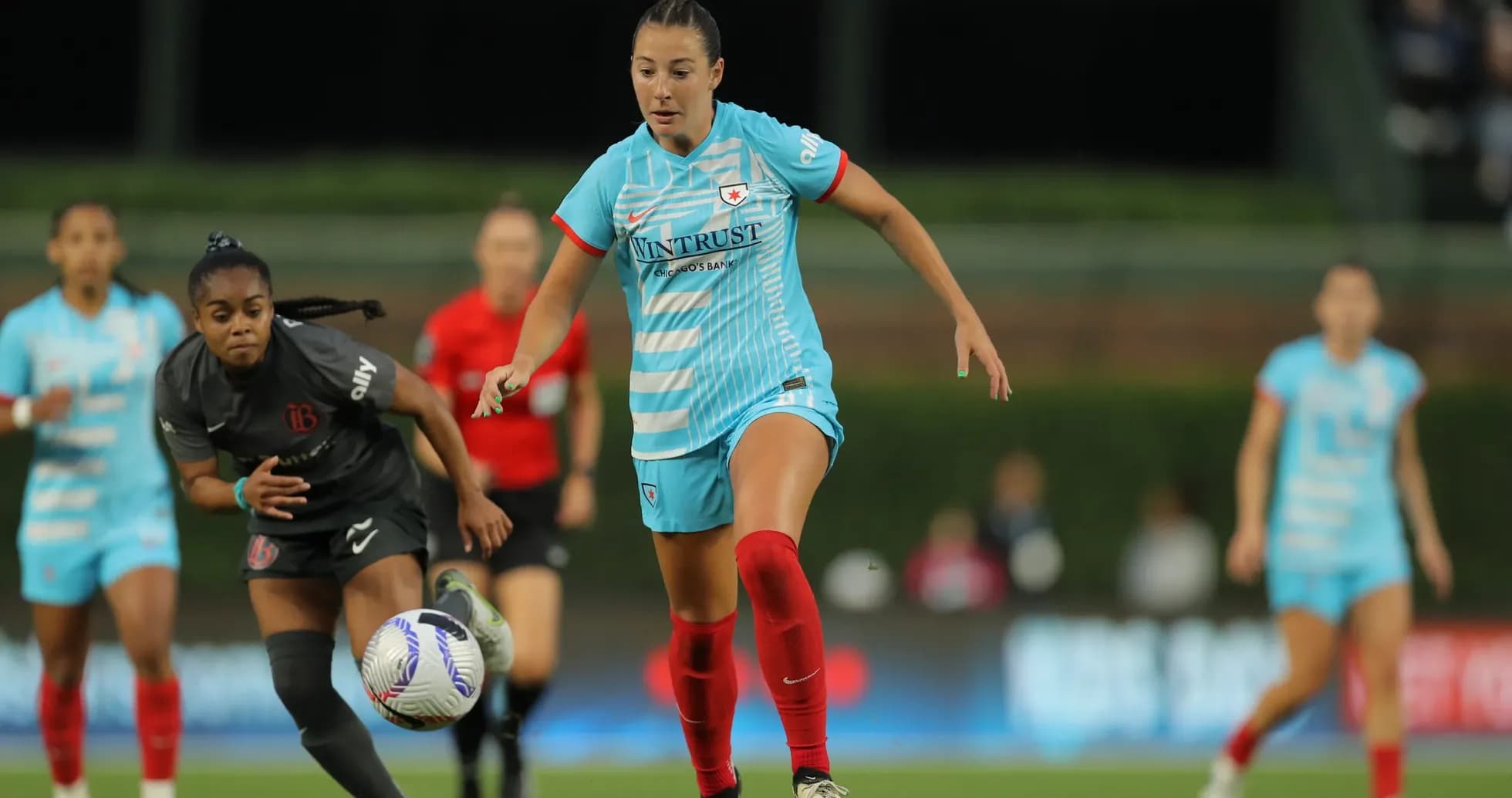Player from Chicago Red Stars dribbling the ball
