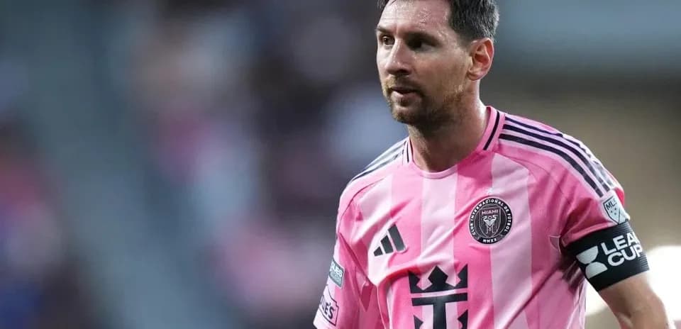 Lionel Messi in pink Inter Miami kit during match