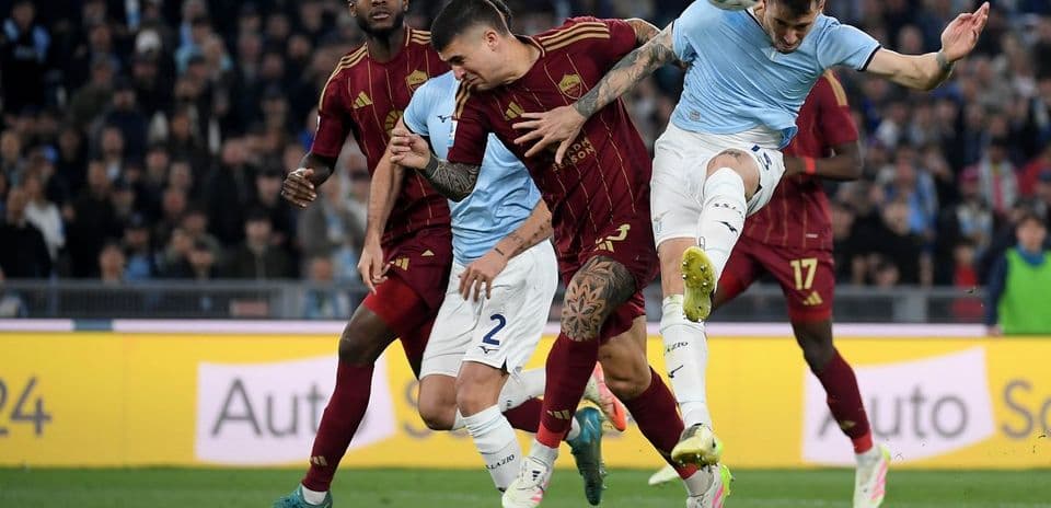 Players competing during AS Roma vs Lazio match