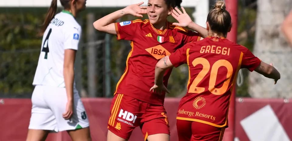 Roma W players celebrating a goal against Sassuolo W