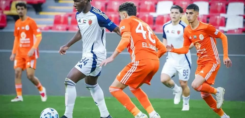 Khorfakkan U23 player dribbling past Al Sharjah U23