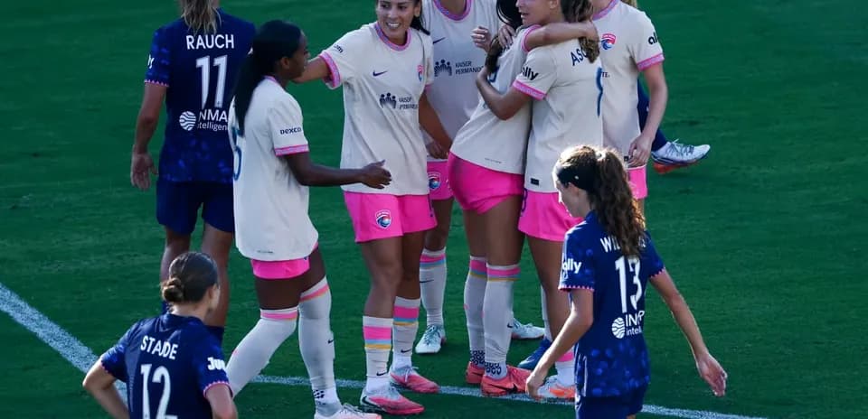 San Diego Wave players celebrating a goal