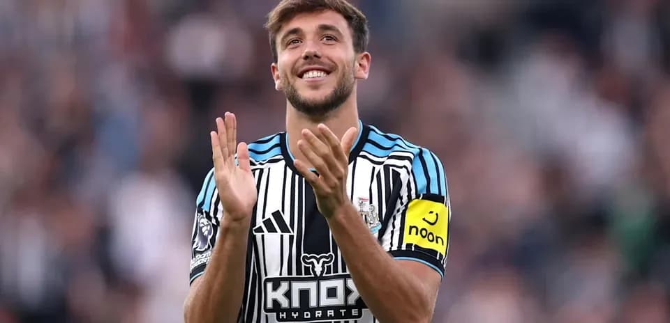 Player applauding fans wearing Newcastle United kit