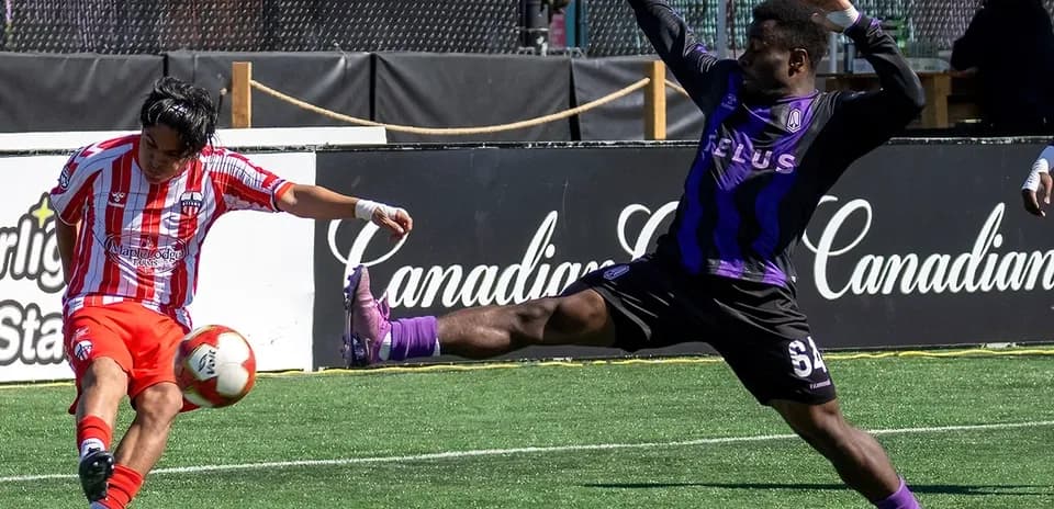 Player from Atlético Ottawa kicking the ball