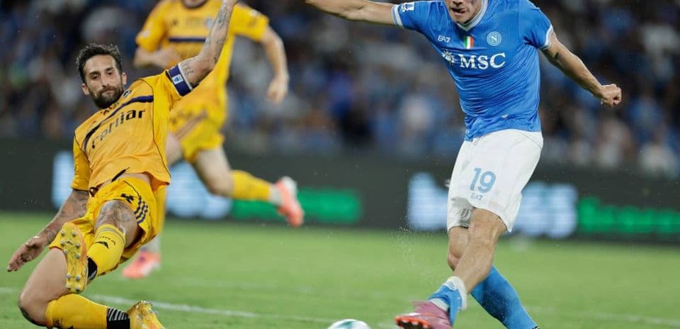 Napoli player dribbling past Pisa defender