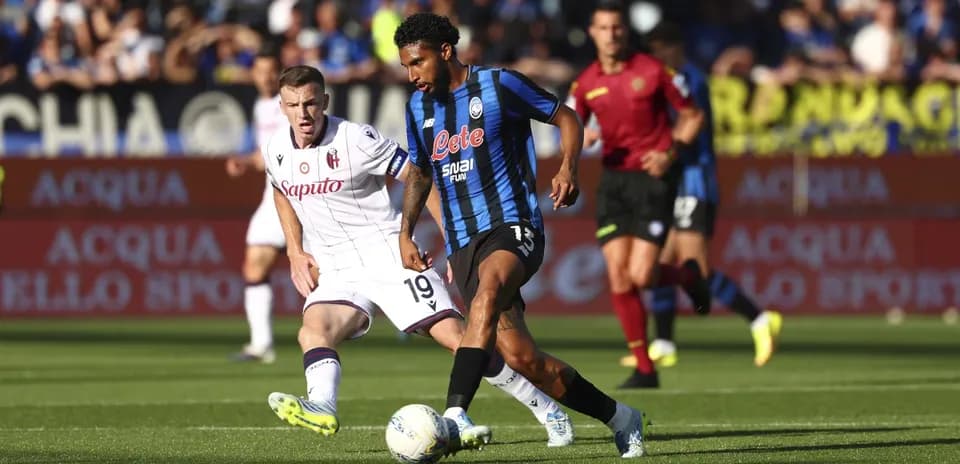 Atalanta player dribbling past Bologna opponent