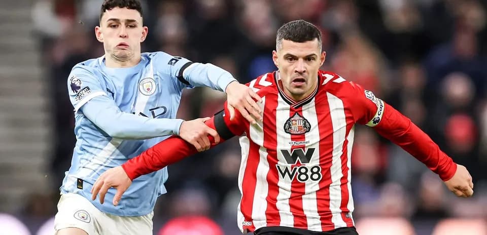Phil Foden challenges Sunderland player during match