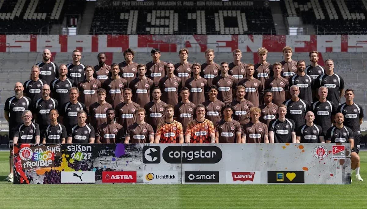 St. Pauli team photo with players and staff