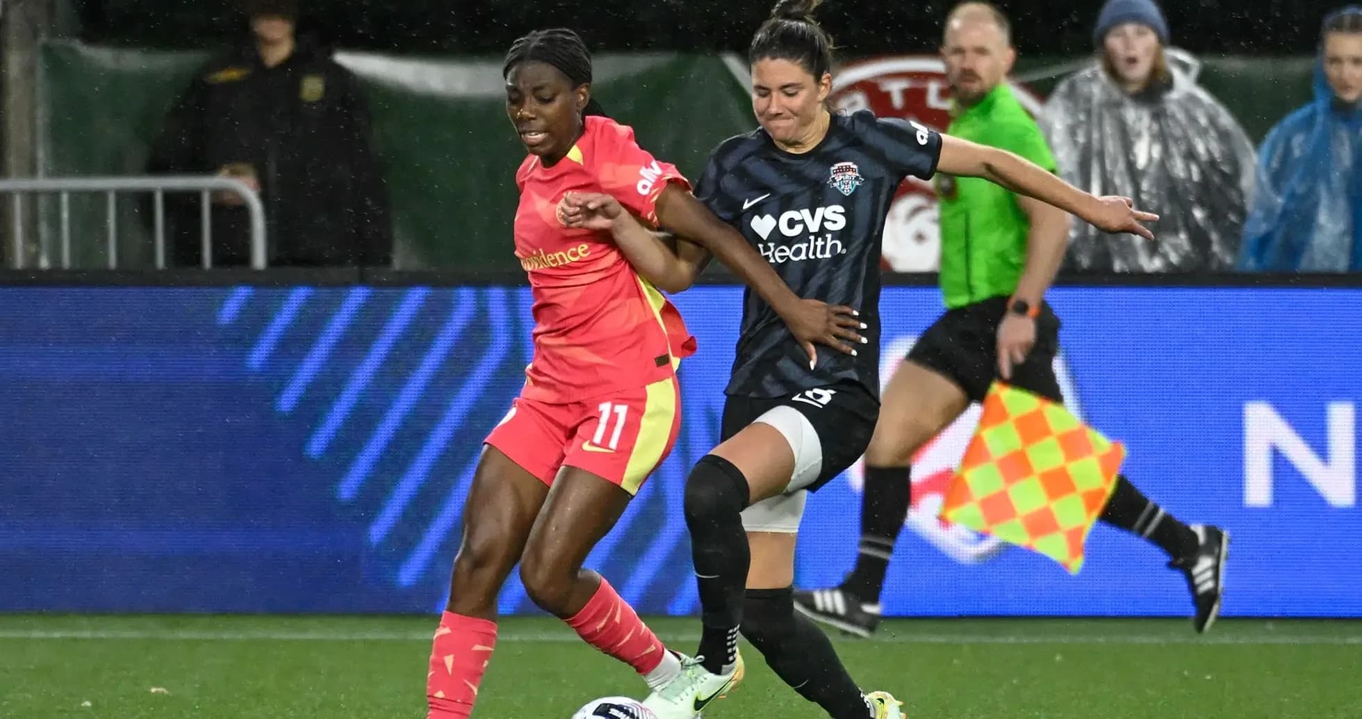Portland Thorns player challenges Washington Spirit player