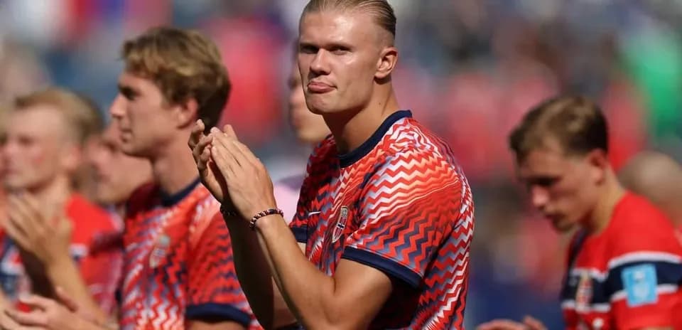 Norway players applauding during a match ceremony