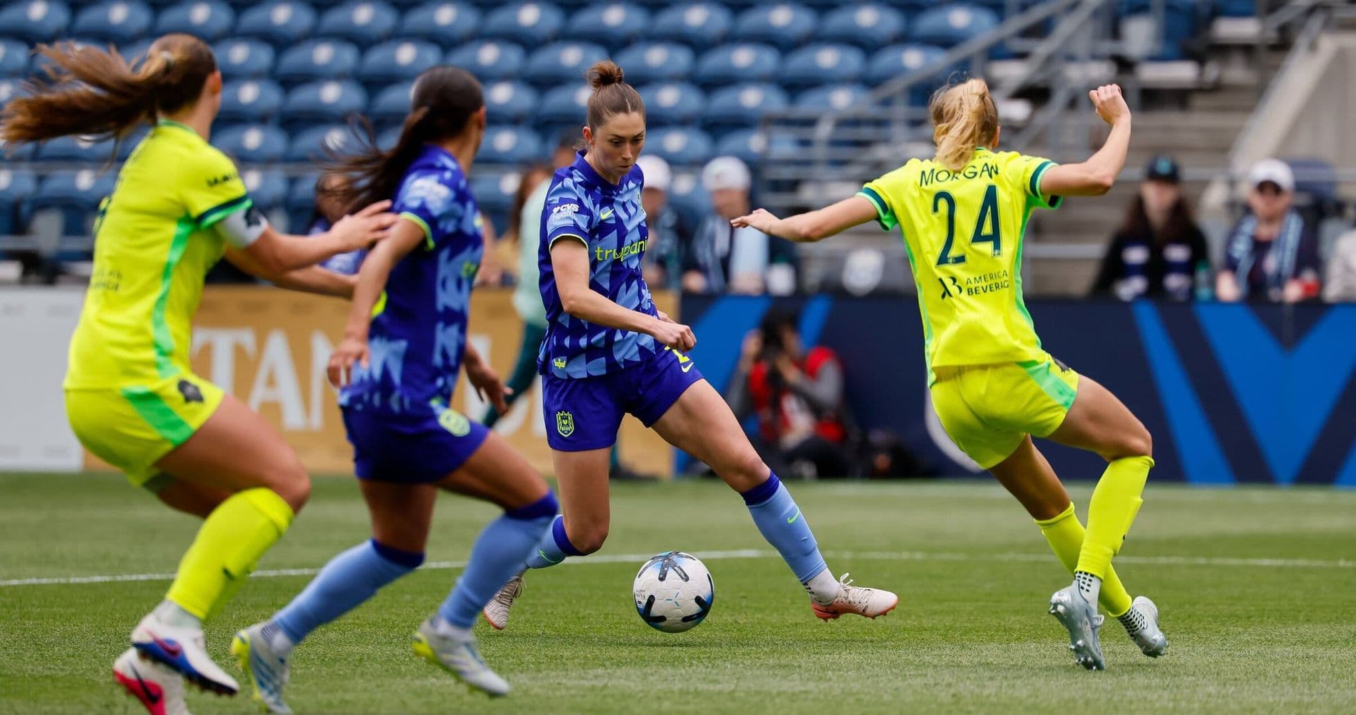 Seattle Reign FC player dribbling against Gotham FC