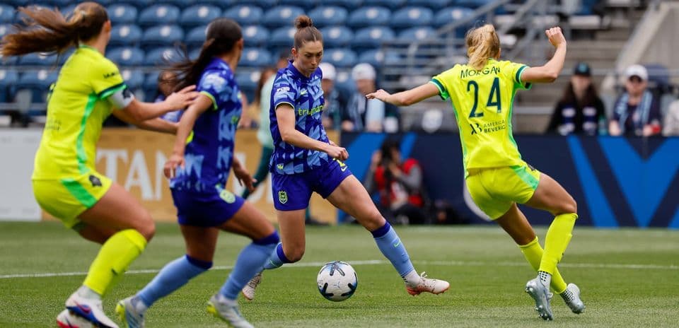 Seattle Reign FC player dribbling against Gotham FC