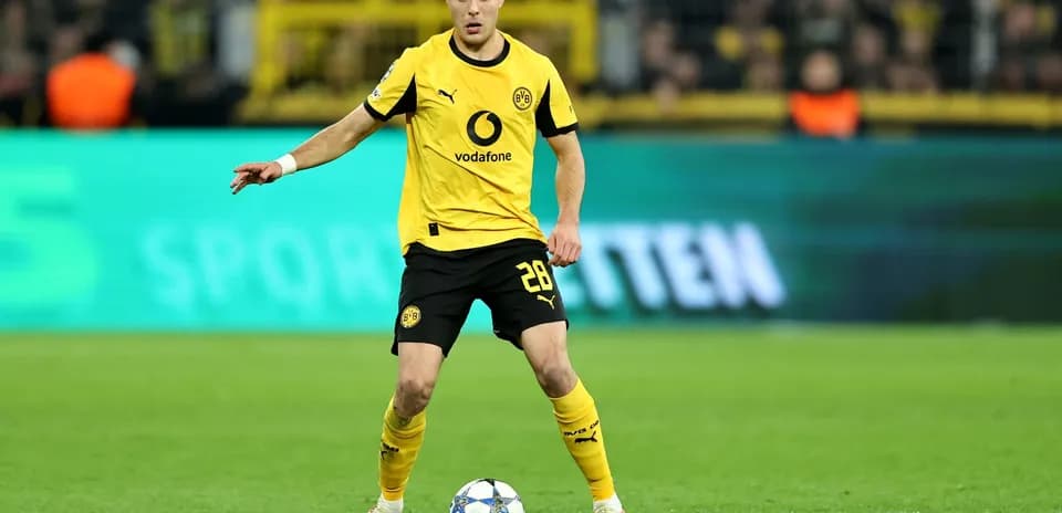 Borussia Dortmund player preparing for a pass