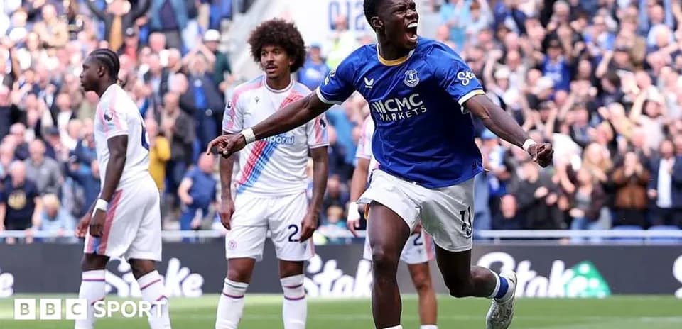 Everton player celebrating goal against Crystal Palace