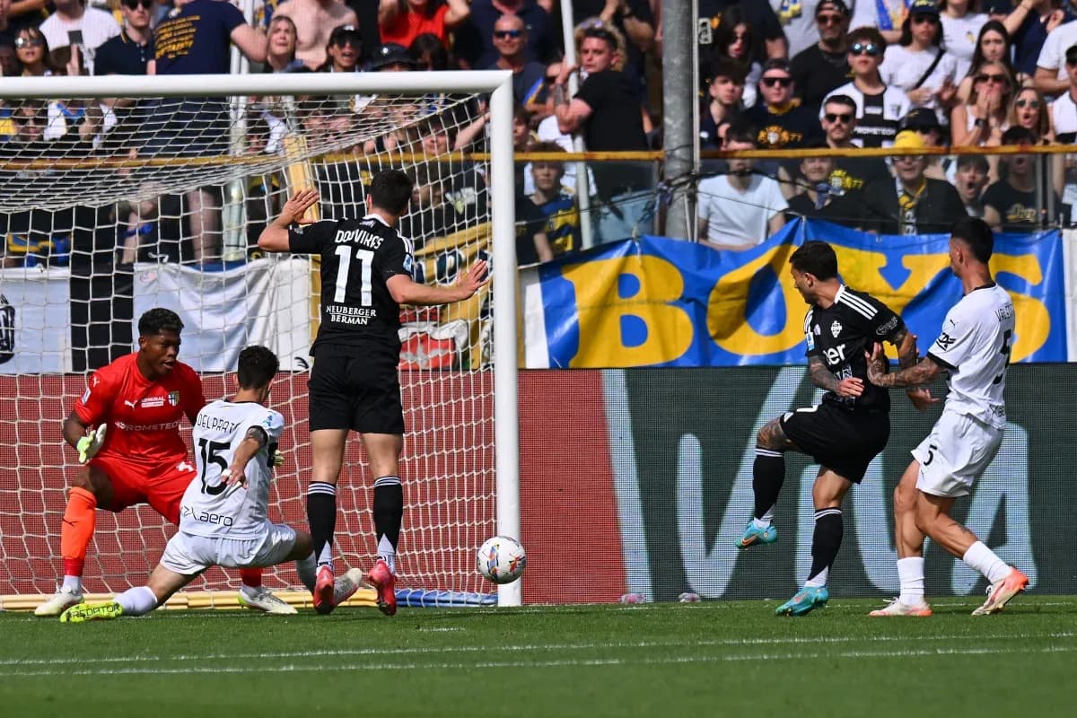 Goalkeeper saves shot during Como vs Parma match