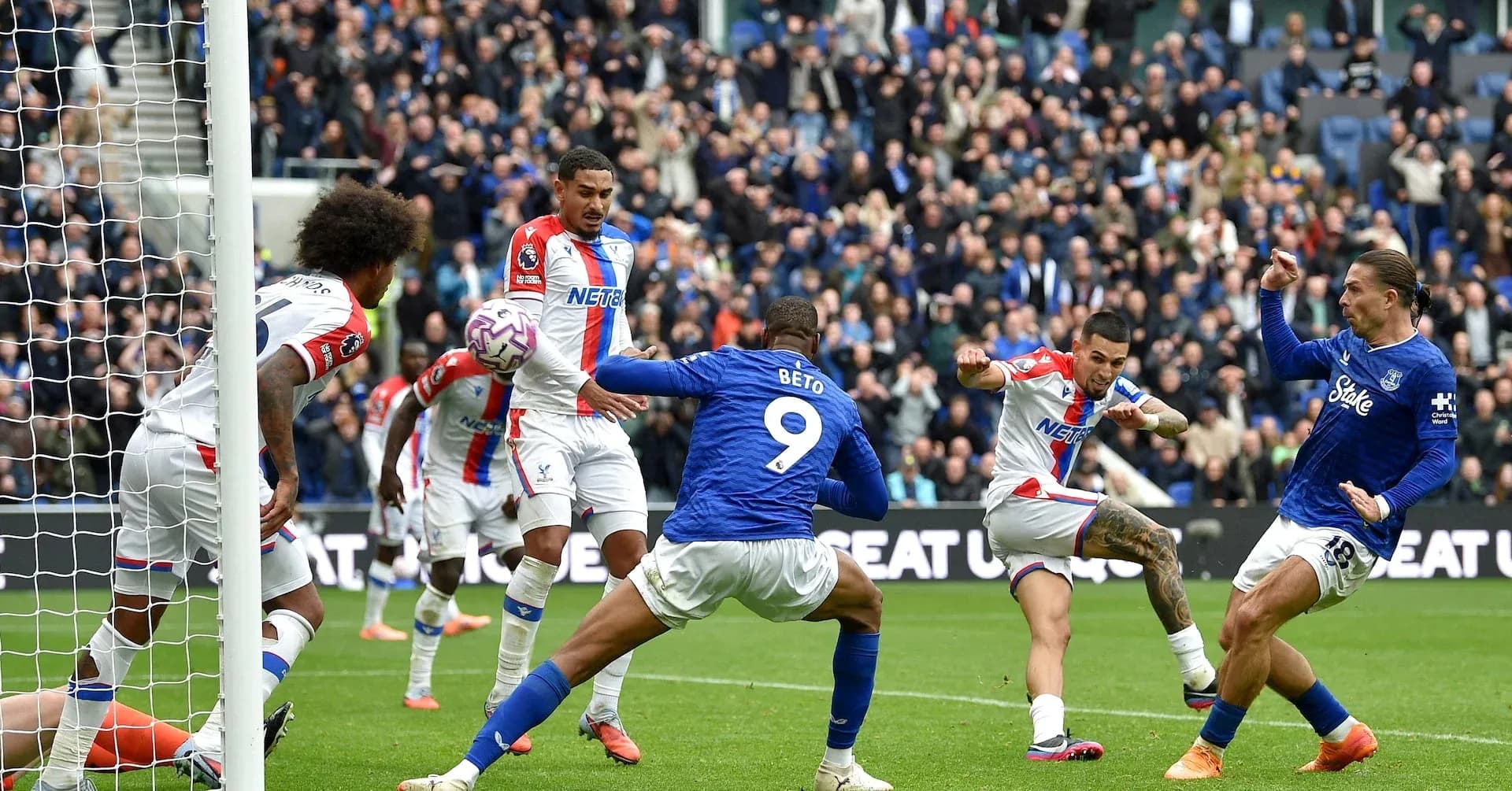 Players competing during Crystal Palace vs Everton match