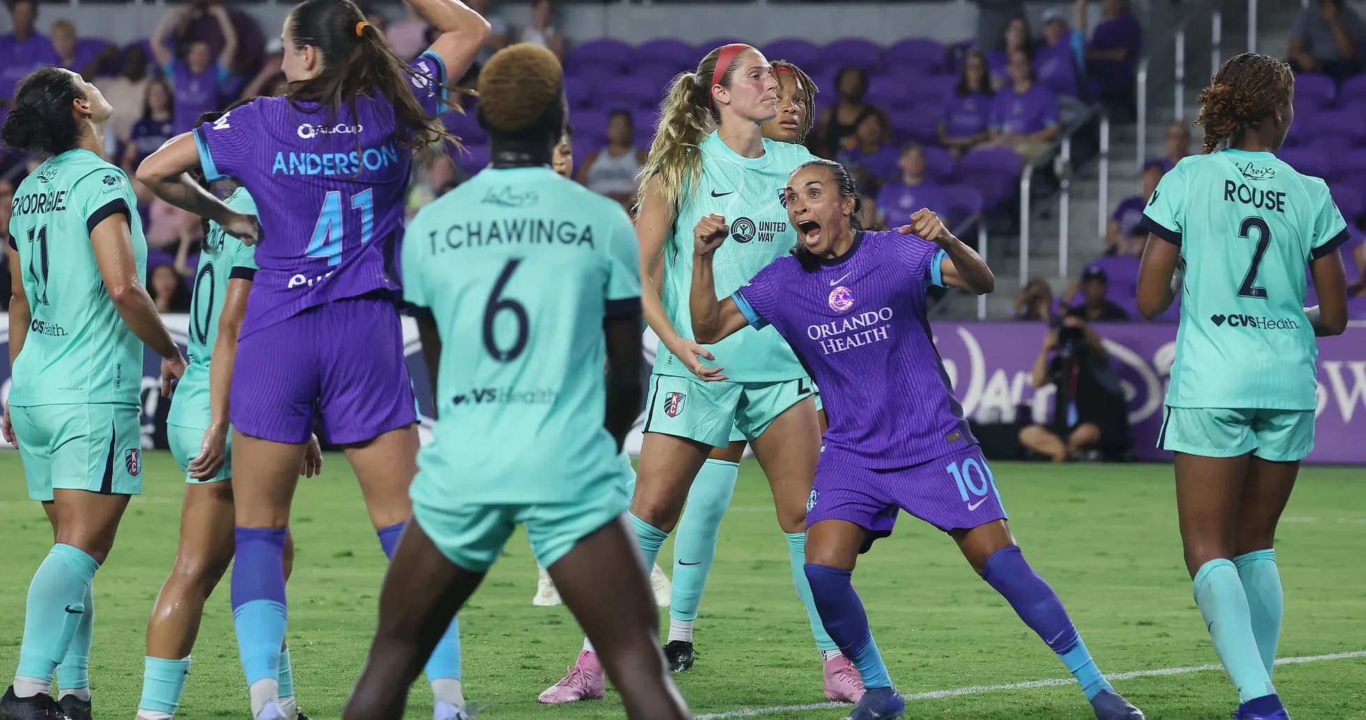 Kansas City W players defending against Orlando Pride W