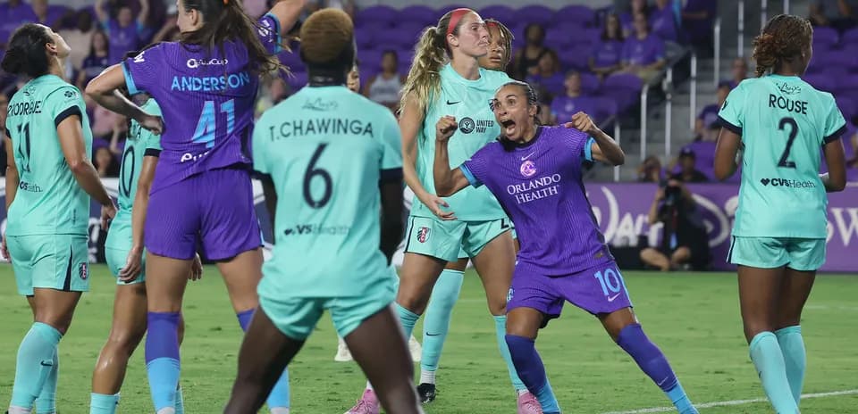 Kansas City W players defending against Orlando Pride W