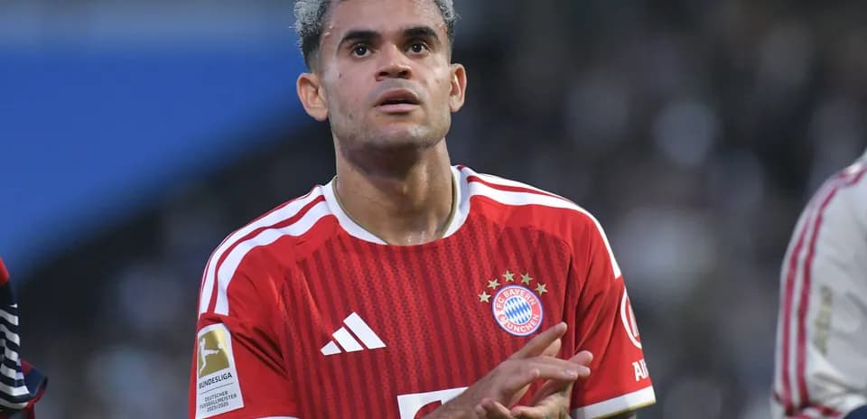 Bayern Munich player clapping during match