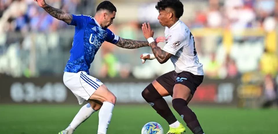 Two players competing for the ball in Serie A