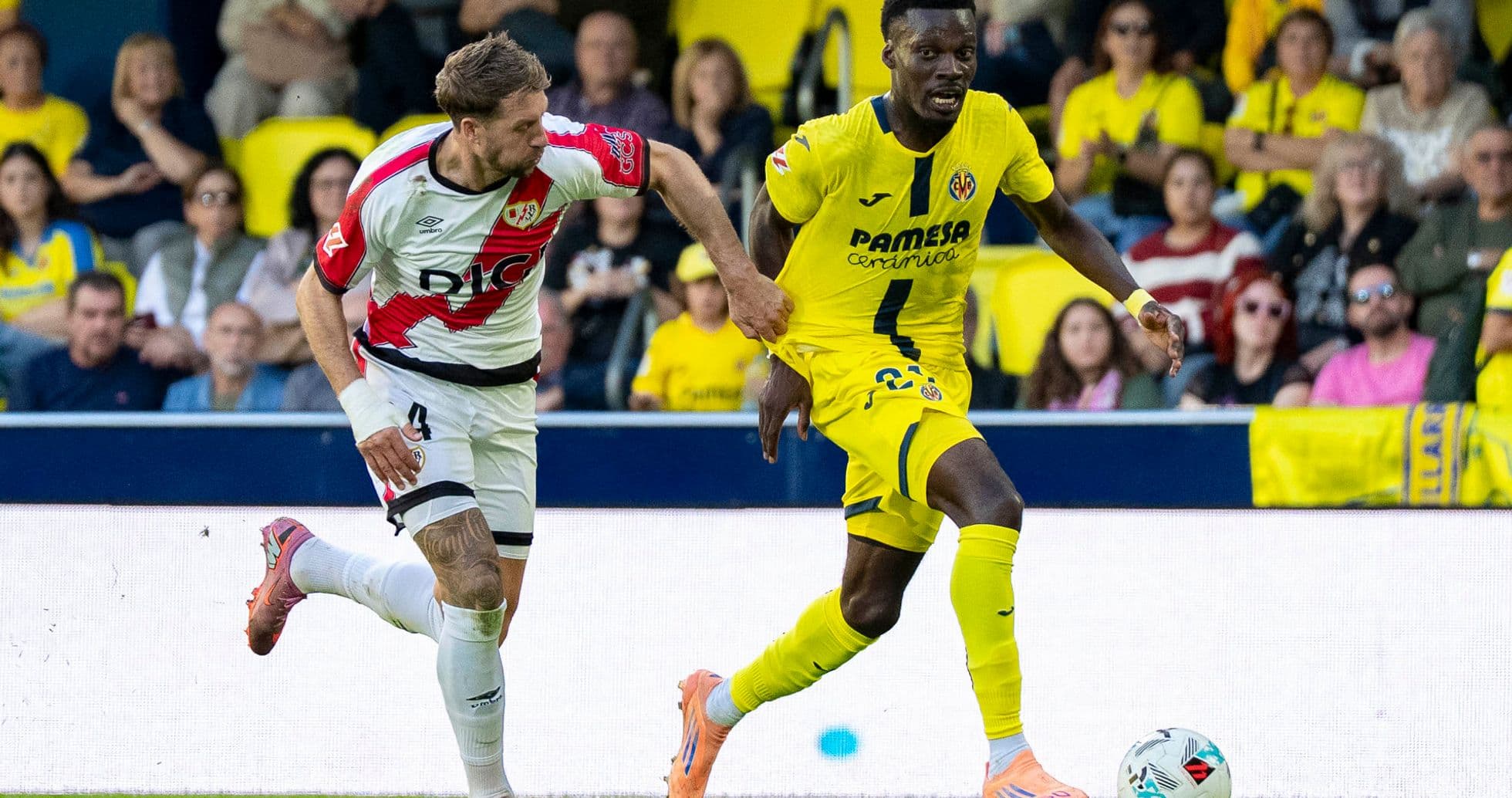 Rayo Vallecano player challenges Villarreal player