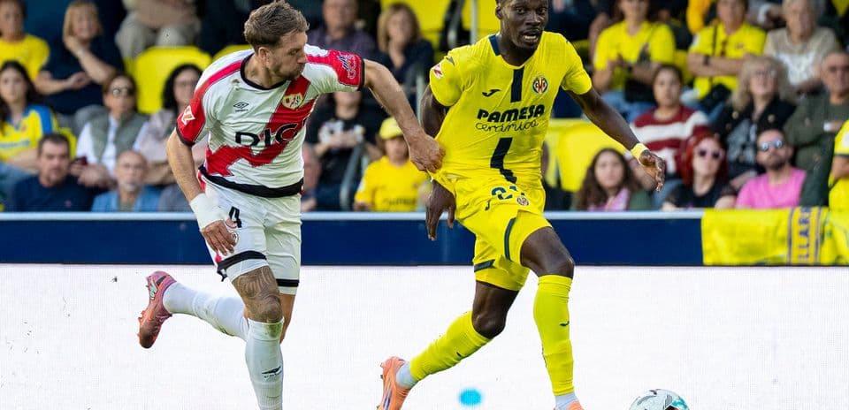 Rayo Vallecano player challenges Villarreal player