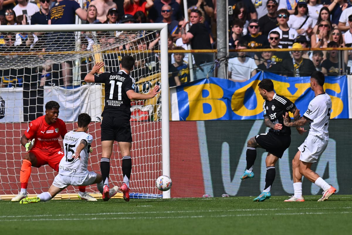 Goalkeeper saving shot during Como vs Parma match