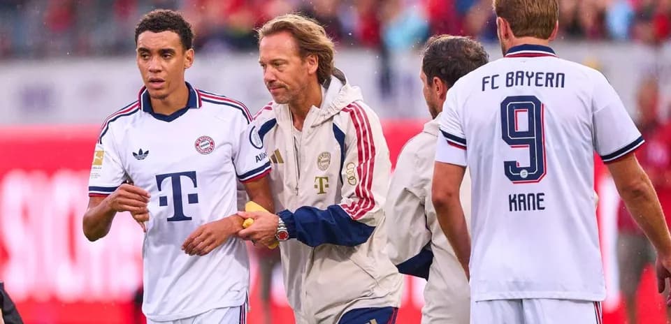 Bayern Munich players during a match substitution