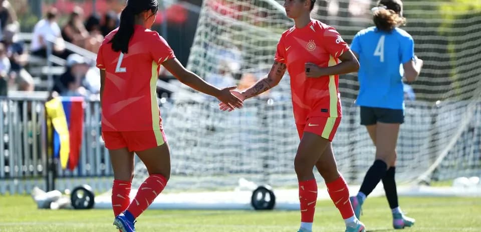 Portland Thorns players celebrating on the field