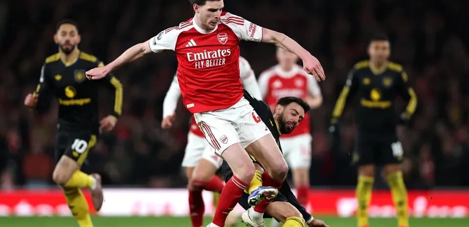 Arsenal player fouled by opponent during match