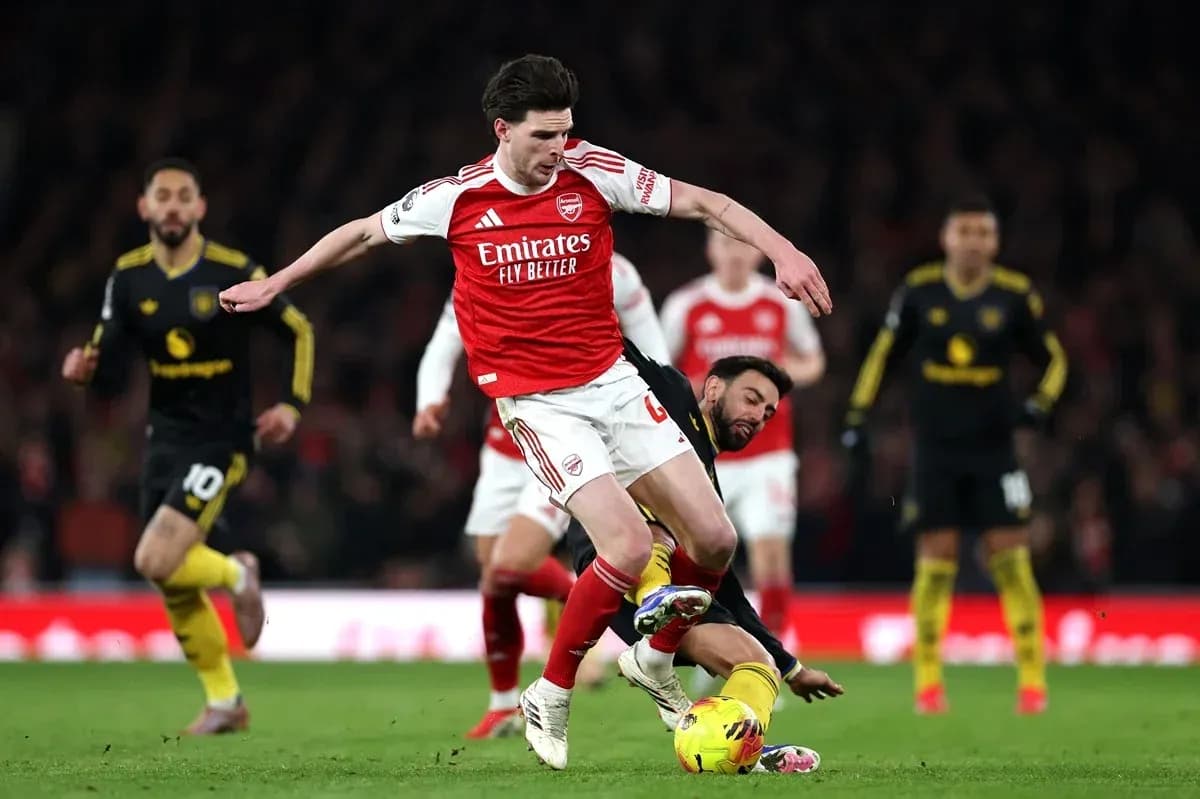 Arsenal player fouled by opponent during match